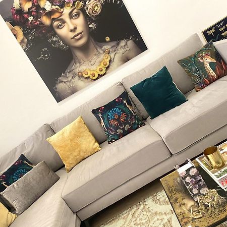 Barcelona Chic Apartments- Free Parking - 10 Min From Bcn City Centre By Metro Dış mekan fotoğraf