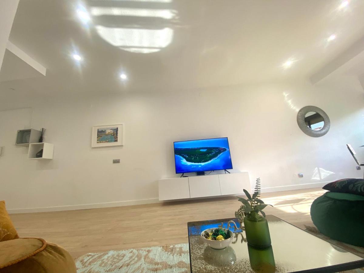 Barcelona Chic Apartments- Free Parking - 10 Min From Bcn City Centre By Metro Dış mekan fotoğraf