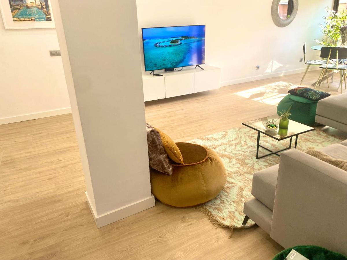 Barcelona Chic Apartments- Free Parking - 10 Min From Bcn City Centre By Metro Dış mekan fotoğraf