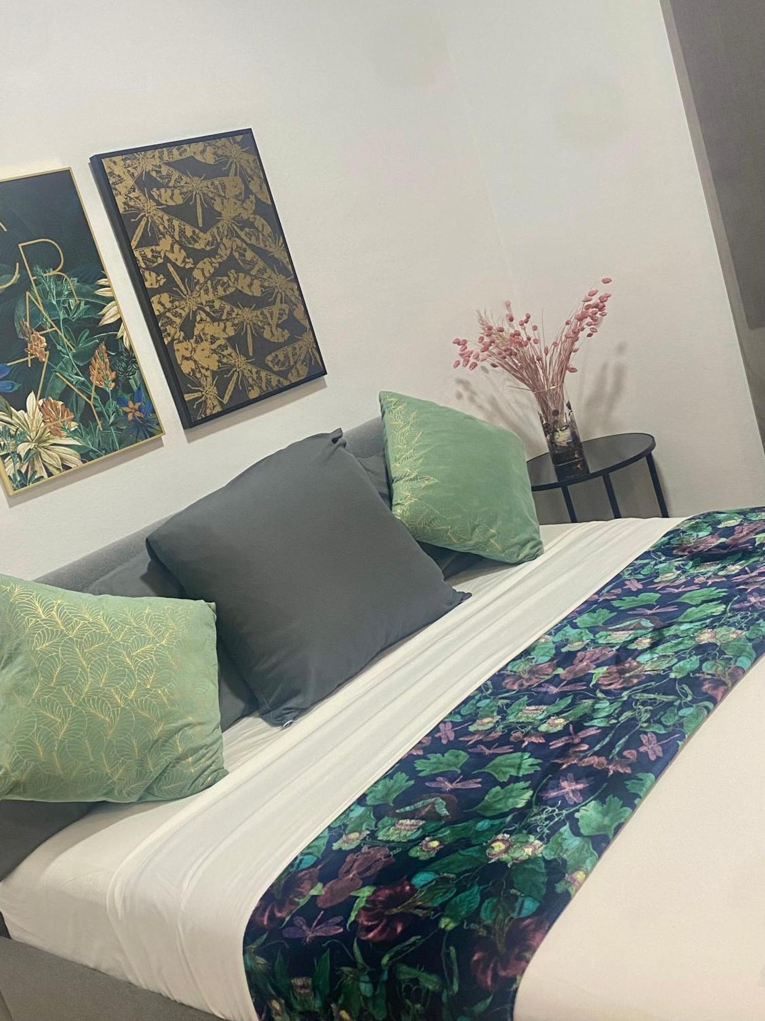 Barcelona Chic Apartments- Free Parking - 10 Min From Bcn City Centre By Metro Dış mekan fotoğraf